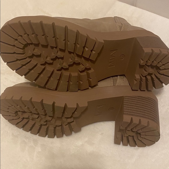 MIA  SZ 7.5 Beige Ankle Boots with Chunky Soles Chelsea Boots Brand New - Picture 4 of 4